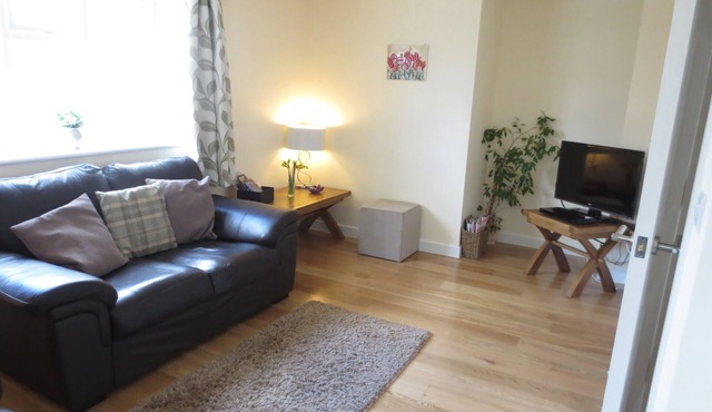 Oxford Apartments 2 - Modern, beautiful Apartment fully furnished with parking