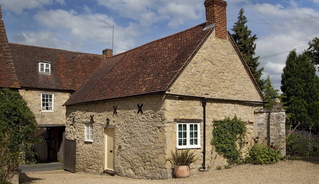Oxford. C16th Cottage In Courtyard Setting. Garden. Parking. Free Wifi.
