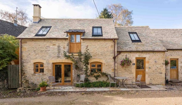 OYSTER BARN, pet friendly, character holiday cottage in Naunton