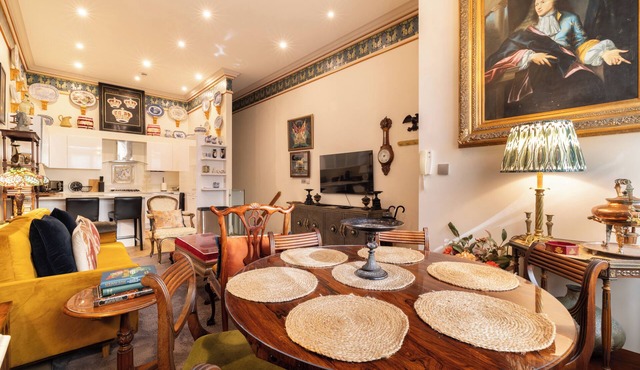 Paddington Station 7-Bed 13-Guests Massive House w/Patio in 1841 Victorian Pub