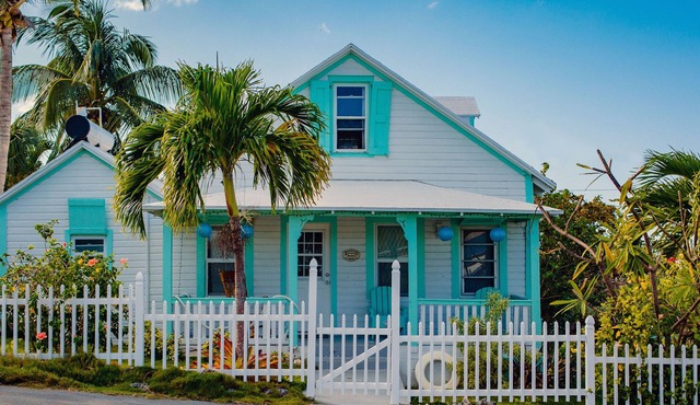 Palm Cottage: 3 Bedroom, 1.5 Bath Historic Cottage, 2 min walk from beach!