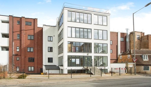 Pancinos Guest-House. Modern Apartment in Newmarket High Street