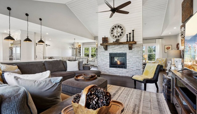 Panoramic Valley and Vineyard Views, Newly Renovated, Pet Friendly, Hot Tub, Games, Walk to Wineries in Amity