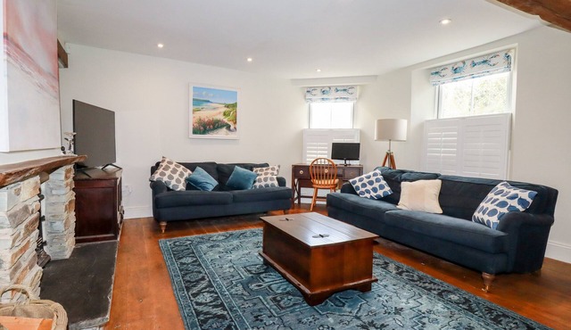 PARK VIEW, pet friendly, with open fire in St Teath