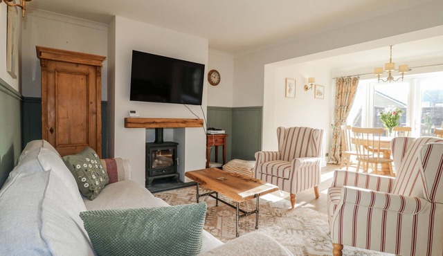 PARKFIELDS COTTAGE, family friendly, with a garden in Uttoxeter