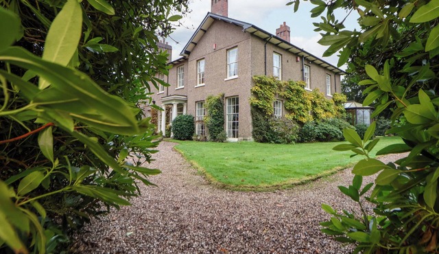 PARKFIELDS HOUSE, pet friendly, with pool in Barlaston