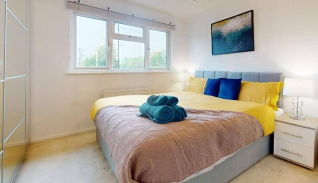Parlaunt House - 3 bedroom with FREE Parking