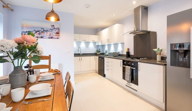Pass the Keys | Central Marlow townhouse with private parking