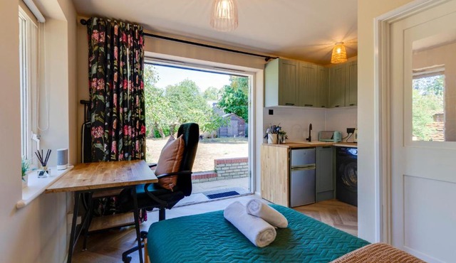 Pass the Keys Charming and Central Garden Studio Flat Free Parking
