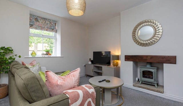Pass the Keys | Foxglove Cottage – Cosy Countryside Retreat