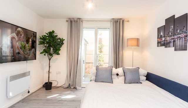 Pass the Keys | Fresh and Stylish Central Flat With Parking and Garden