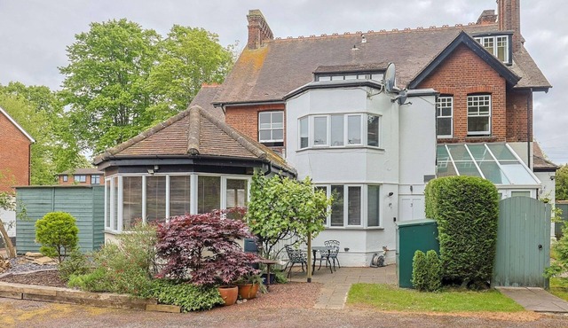 Pass the Keys | Spacious 1-bed Flat with Parking near River Thames