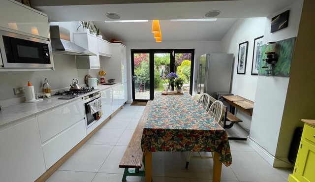 Peaceful 3 bedroom house in Bromley with off street parking and private garden