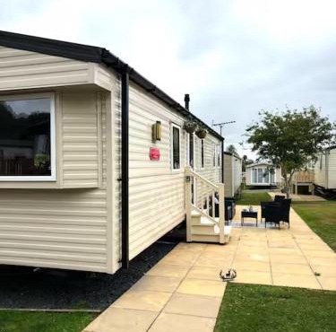 Peaceful 8-Berth Caravan Retreat Pet Friendly - Malvern View Holiday Park
