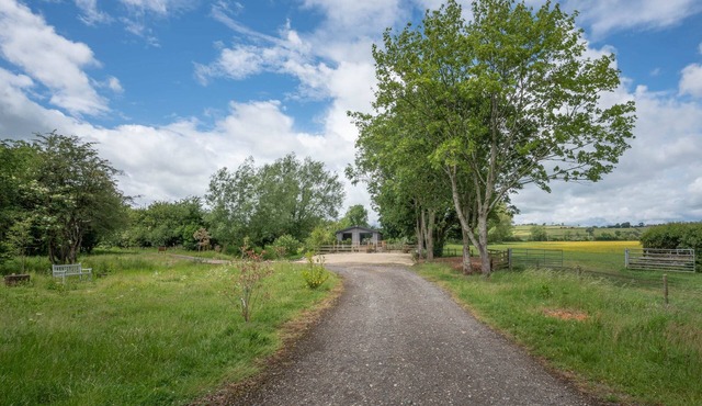 Peaceful Cotswold Retreat at Chad Lakes, Stow