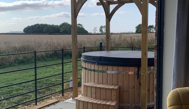 Peaceful Countryside Retreat in Northamptonshire with Wood Fired Hot Tub