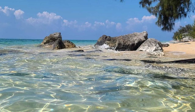 Peaceful Hideaway -10 minutes away from airport, private beach, free Wi-Fi