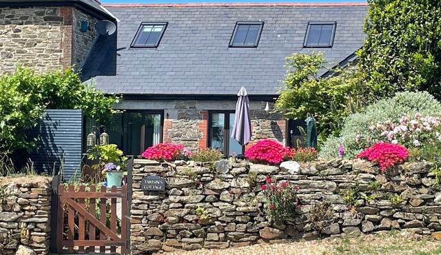 Peaceful hideaway with scenic views. Hot-tub & dog-friendly walled garden