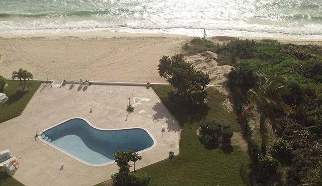 Peacefull and Relaxing ocean and pool view from 1 bedroom apartment