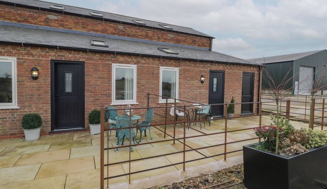 PEAR BARN, family friendly, with a garden in Catesby