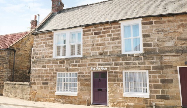 PEAR TREE HOUSE, pet friendly, character holiday cottage in Ruswarp