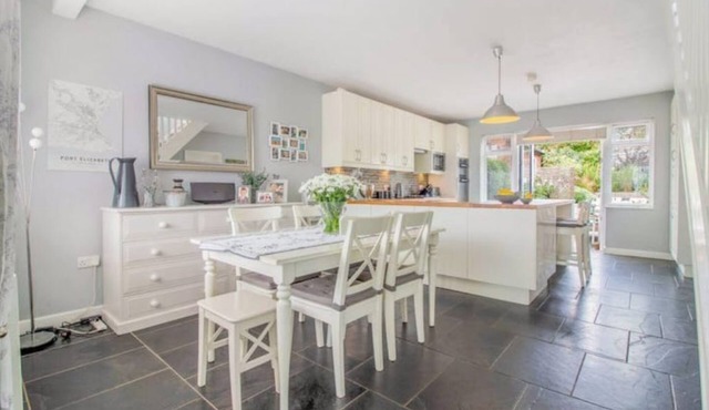 Pear Tree House - Stylish Home in Nottingham.