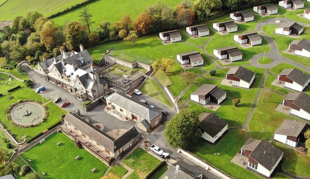PEBBLE & PINE AT HARCOMBE HOUSE, family friendly in Chudleigh