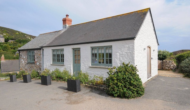 PENDOWER COTTAGE, pet friendly, with open fire in Porthgwarra