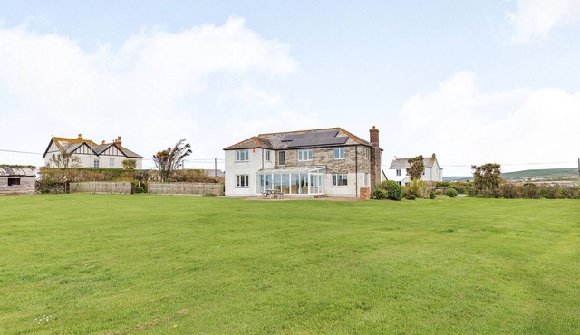 PENHALLICK HOUSE, pet friendly, with a garden in Tintagel