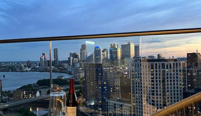 Penthouse with O2 Arena View, Free Parking & Portable AC