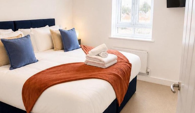 Perfect Location, Swindon, Contractors, 3BR House Sleeps 6, Free Parking, Fast WiFi, Families