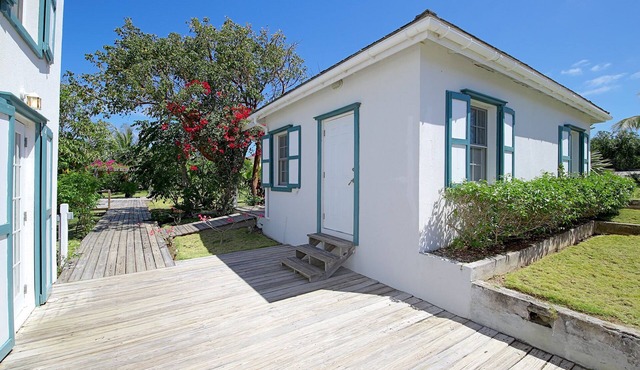 Petite Hillside Cottage on Private Estate w/Pool