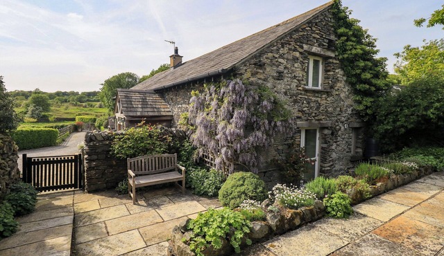 PHEASANT COTTAGE, pet friendly, character holiday cottage in Cartmel