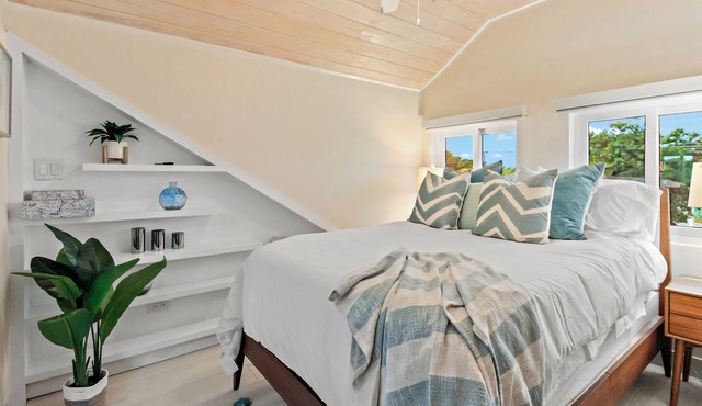 Pineapple Loft Villa (1 Bedroom + Sofa Bed), Bahamas Breeze & Boat Life- Stay Right On The Canal!