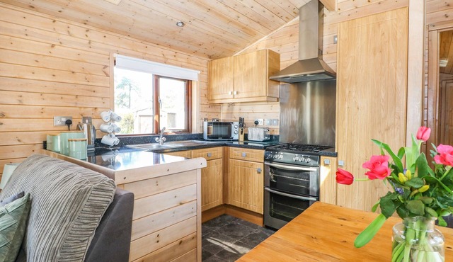 PINECONE CABIN, pet friendly, with pool in Godshill, Hampshire