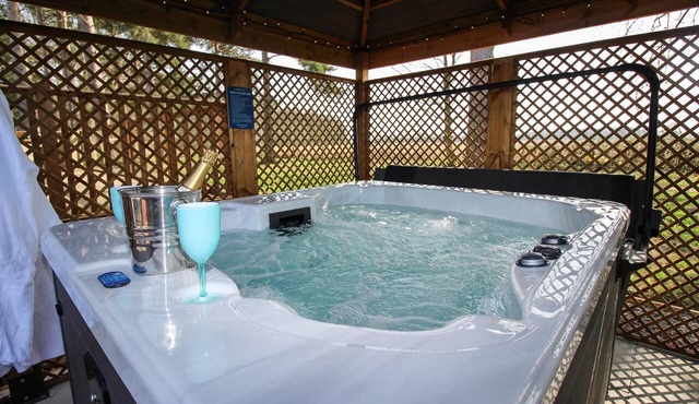 Pinewood Lodge - Luxury Lodge with Hot Tub