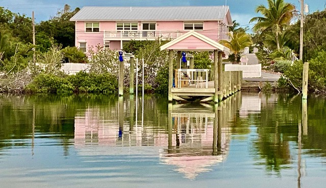 Pink Bikini Apartment with Dock, Green Turtle Cay