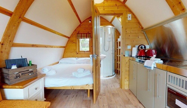 Pippin Delightful en-suite wigwam with hot tub