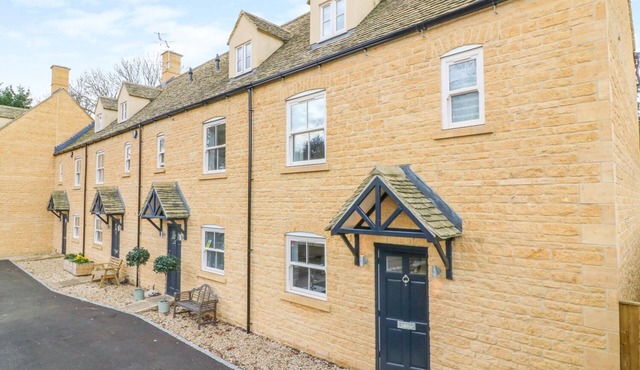 POETS CORNER, family friendly, with a garden in Bourton-On-The-Water