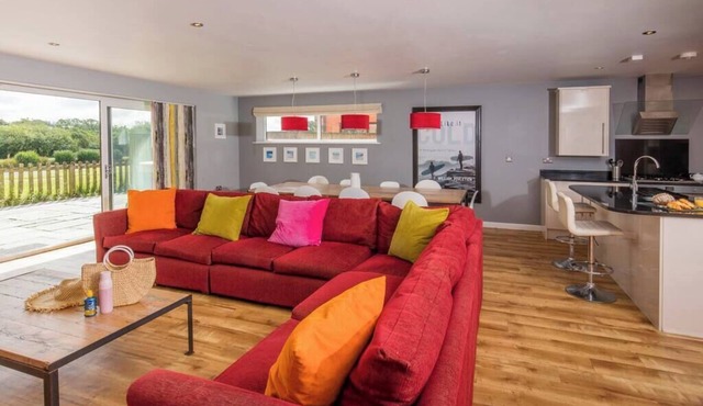 PointBreak Sleeps 12 & hot tub-Great for large groups!