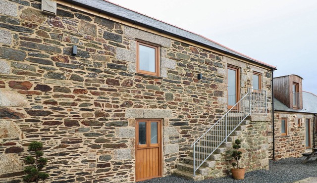 POL VIEW, family friendly, character holiday cottage in Helston