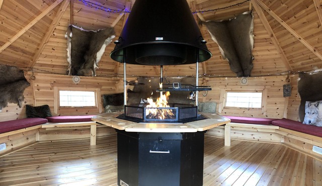 Potter’s Lodge Luxury Yurt at Peake’s Retreats glampsite, sleeps 6 with hot tub