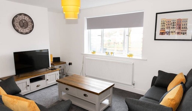 Pretty 2 Bedroom House - Great Location & Parking