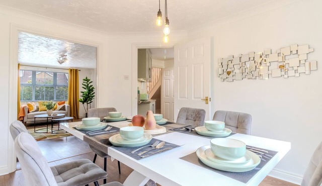 Prime 4-Bed Spacious Home | WiFi & Parking