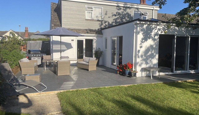 Prime location by the beach and New Forest 4 bedroom, 3 bathrooms