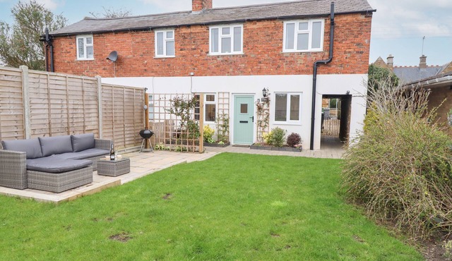 PRIMROSE COTTAGE, pet friendly, with open fire in Rockingham