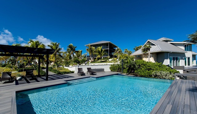 Priv. Beachfront Estate w/Htd Pool, Tennis Ct, Basketball, Kayaks, Pickleball