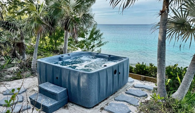 Priv. Beachfront House w/Hot Tub on Pink Sand Beach. Walk to Restaurant/Bar