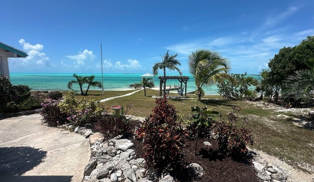 Private and quaint 2 bedroom waterfront cottage - 10 minutes from Georgetown