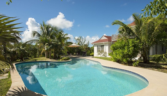 Private Beach Cottage with Heated Pool, Kayaks, Bikes